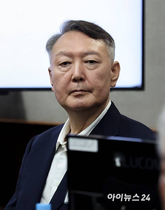 윤석열 전 대통령이 26일 서울 서초구 서울중앙지법에서 열린 특수공무집행방해, 직권남용 권리행사방해 등 혐의 사건 첫 공판에 출석하고 있다. [사진=사진공동취재단]