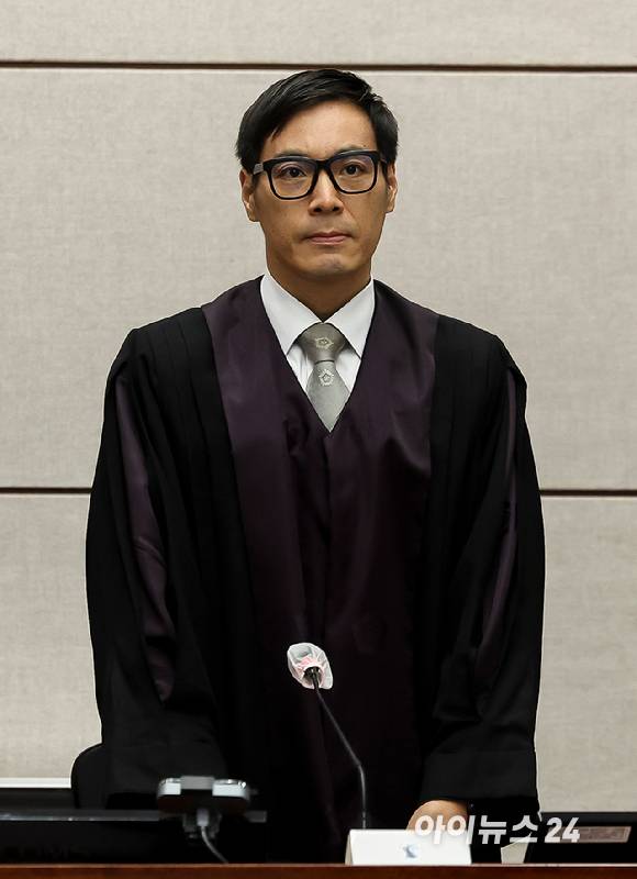 백대현 부장판사가 26일 서울 서초구 서울중앙지방법원에서 열린 윤석열 전 대통령에 대한 '특수공무 집행 방해, 직권남용 권리행사 방해 혐의' 재판에서 발언하고 있다. [사진=사진공동취재단]