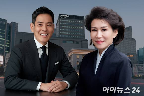 왼쪽부터 정용진 이마트 회장과 정유경 신세계 회장. [사진=아이뉴스24 DB]