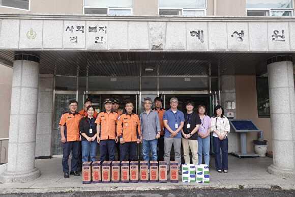 관내 혜성원 소방시설을 마치고 기념 촬영을 하고 있다. [사진=안성소방서]