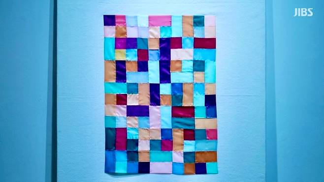 완성된 아기 이불 겉보. 전시장에 걸린 조각보는 연대의 상징으로 자리 잡았다.