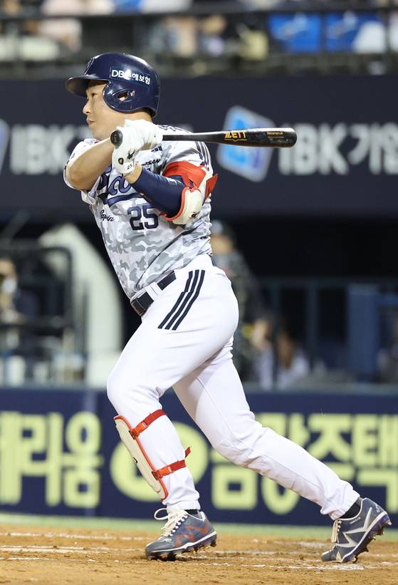 왼쪽 무릎 부상 후 다시 1군에 돌아온 두산 포수 양의지. 2019년에 이어 개인 통산 두 번째 타격왕에 도전한다. 타율 0.340으로 안현민(0.331)에 9리 차 앞서 있다. [뉴스1]