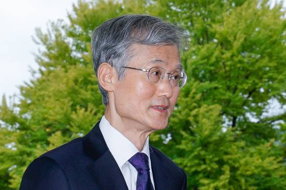 조희대 대법원장이 25일 오전 서울 서초구 대법원 청사에 도착해 출근하고 있다. 뉴스1