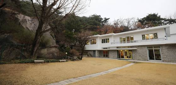 2021년 언론에 공개된 고(故) 정주영 현대그룹 창업주의 서울 종로구 청운동 자택. 경사가 있을 때 사진 왼쪽에 보이는 큰 바위를 배경으로 가족 사진을 찍기도 한다. 연합뉴스