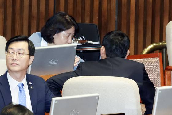 국회 법제사법위원회 추미애 위원장과 김용민 민주당 간사가 25일 오후 국회 본회의장에서 대회하고 있다. 김성룡 기자