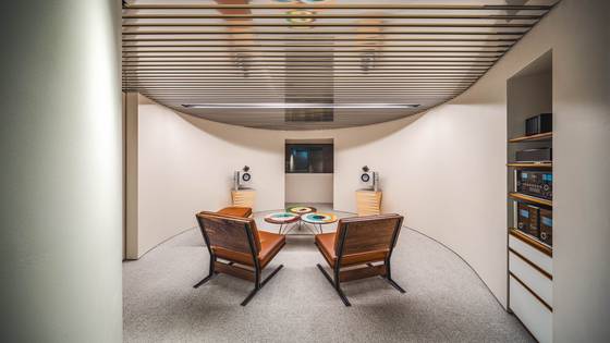 엄선한 플레이리스트를 순수한 원음으로 즐기는 사운드 룸. 사진 제네시스