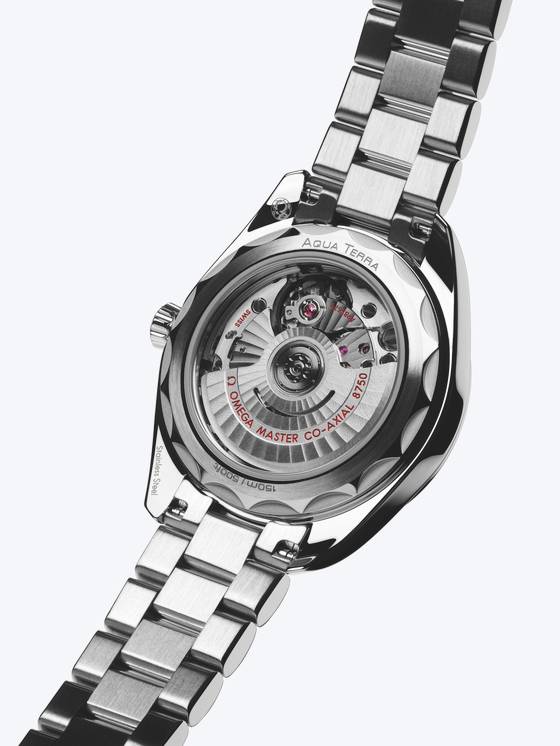 백케이스로 보이는 코-액시얼 마스터 크로노미터 칼리버 8750. 오메가는 이번 컬렉션을 위해 새 무브먼트를 개발했다.사진 오메가