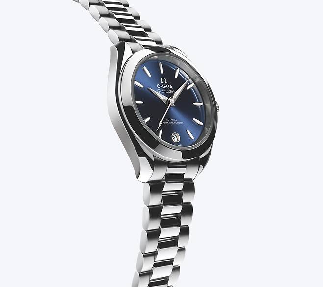 방사형으로 퍼지는 선레이 패턴 블루 다이얼을 탑재한 스틸 버전. 사진 오메가