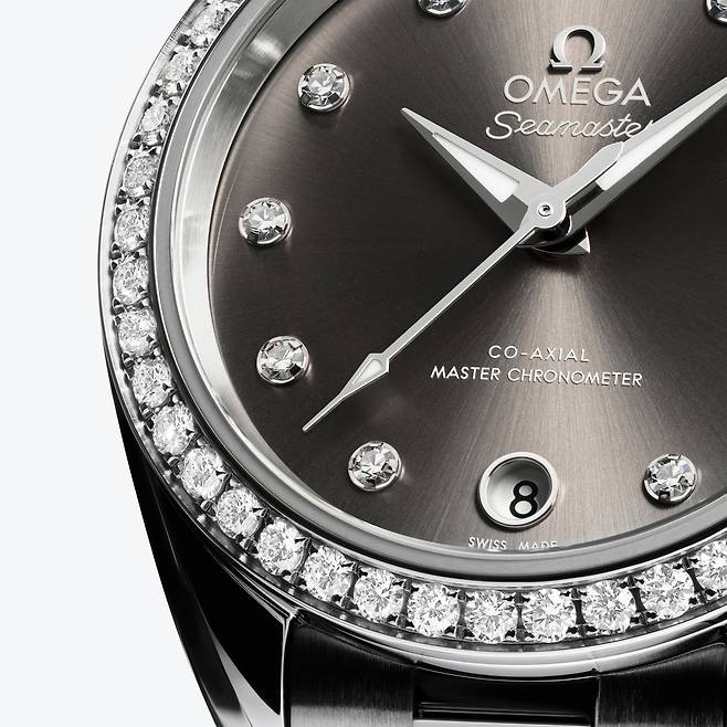 베젤과 인덱스에 다이아몬드를 세팅해 광채를 발하는 스틸 버전. 사진 오메가