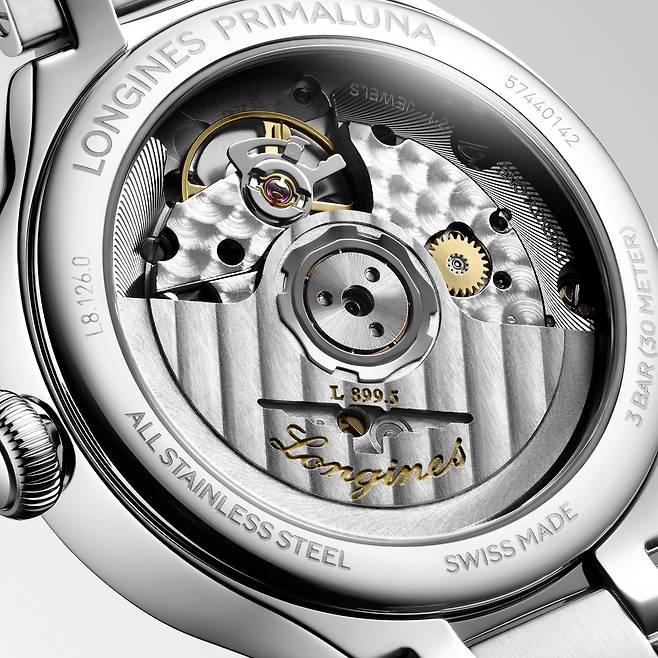 실리콘 헤어 스프링을 장착한 론진 독점 무브먼트인 L899.5. 백케이스로 그 모습을 볼 수 있다. 사진 론진