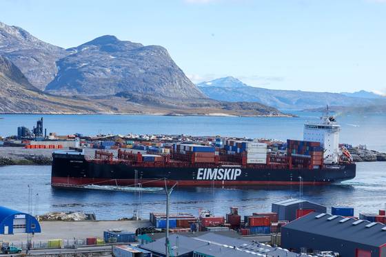 11일 그린란드 누크 항구에 화물을 실은 대형 선박이 입항하고 있다. 우상조 기자