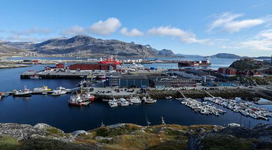 11일 그린란드 누크 항구에 화물을 실은 대형 선박이 입항하고 있다. 우상조 기자