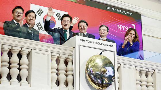 이재명 대통령이 25일(현지시간) 미국 뉴욕증권거래소(NYSE)에서 개장을 알리는 타종 버튼을 누르고 있다. 김현동 기자