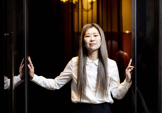 지난 18일 서울 소공동 롯데호텔에서 넷플릭스 애니메이션 ‘케이팝 데몬 헌터스’(‘케데헌’)의 매기 강(Maggie Kang) 감독을 만났다. 사람들의 사인 공세에 "마치 아이돌이 된 것같다"며 웃었다. 권혁재 사진전문기자