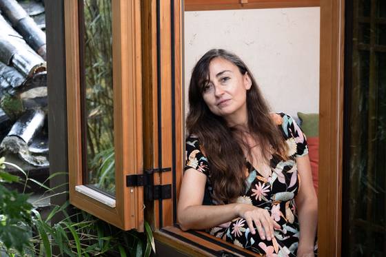 엘비라 나바로 작가는 "한국에 대한 관심을 본격적으로 가졌던 건 봉준호 감독의 기생충(2019)을 본 후"라며 "영화가 압도적이어서 당시 하던 작업을 잠시 멈출 정도였다. 최근 한국의 이미지가 문화적으로 많이 부흥하는 느낌이 든다"고 했다. 장진영 기자