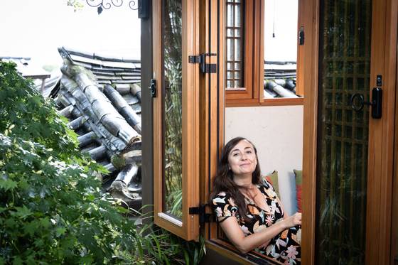 전날 엘비라 나바로는 서울국제작가축제의 일환으로 김초엽·김성중 작가와 ‘비인간 작가동맹을 결성한다면’을 주제로 SF 장르와 인공지능(AI)을 비롯한 비인간에 대한 생각을, 황여정 작가와는 ‘보 이 는 것 보 다 (숨겨진)’을 주제로 대화를 나눴다. 장진영 기자