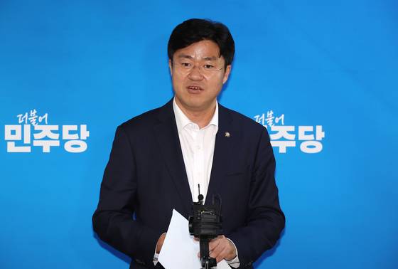 더불어민주당 박상혁 수석대변인이 지난 6월 24일 국회에서 열린 중동발 위기 관련 긴급 안보 점검회의를 마친 뒤 관련 내용을 백브리핑을 통해 설명하고 있다. 연합뉴스