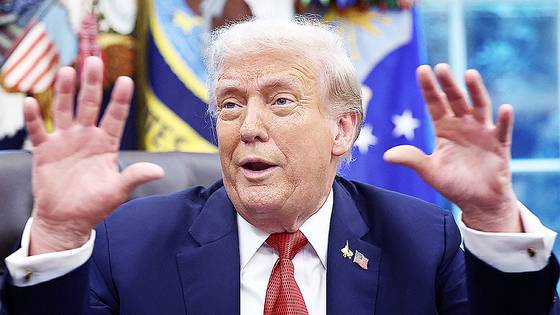 도널드 트럼프 미국 대통령이 25일(현지시간) 워싱턴 DC 백악관에서 중국계 동영상 플랫폼 틱톡의 미국 사업권 매각과 관련된 행정명령에 서명한 뒤 취재진 질문에 답하고 있다. 로이터=연합뉴스