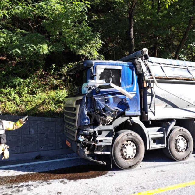 ▲ 26일 오후 2시 49분쯤 정선군 남면의 도로에서 25t 덤프트럭과 1t 탑차가 충돌했다. 강원소방본부 제공