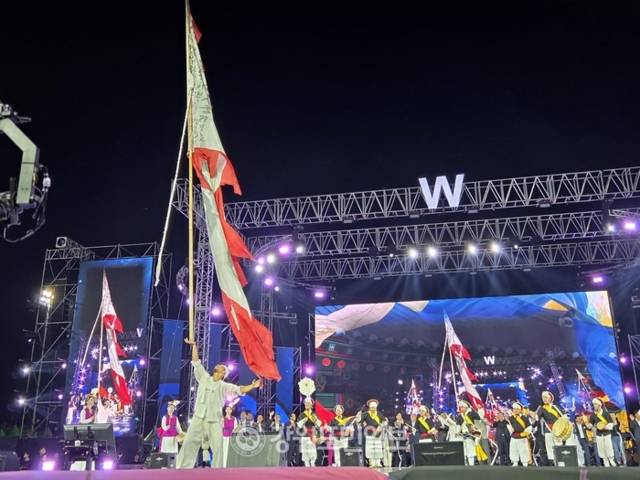 ▲ 2025 원주 댄싱카니발이 26일 원주 댄싱공연장 일원에서 개막한 가운데 개회식 세리머니로 신명나는 대동놀이가 펼쳐졌다. 권혜민