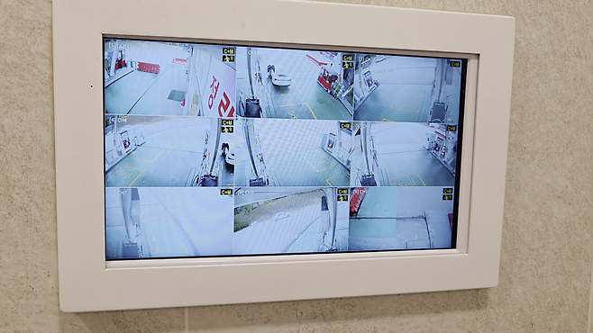 모니터로 송출되고 있는 CCTV 화면