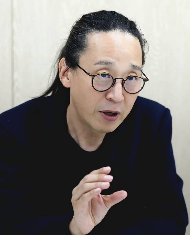 신간 <시대예보: 경량문명의 탄생>을 출간한 송길영 작가가 서울 중림동 한국경제신문에서 인터뷰 하고 있다. 김범준 기자