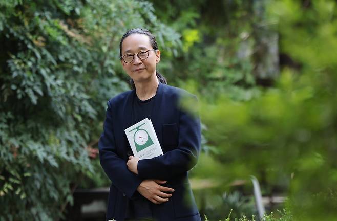 신간 <시대예보: 경량문명의 탄생>을 출간한 송길영 작가가 서울 중림동 한국경제신문에서 인터뷰 하고 있다. 김범준 기자