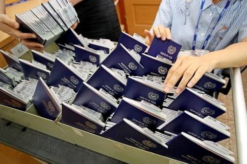 여권 정리 중인 공무원. / 사진=뉴스1