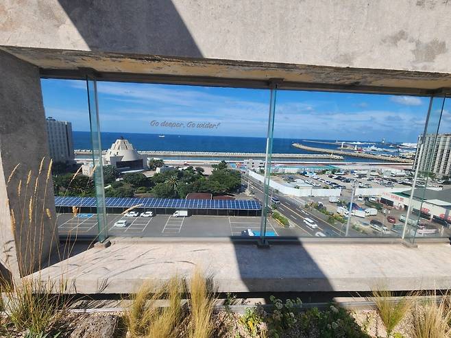 탑동 바다가 한눈에 보이는 맹그로브 제주시티 루프톱 테라스. 사진=안옥희 기자