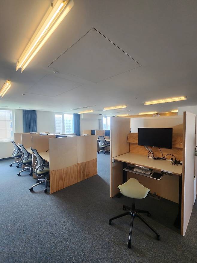 워크 라운지에는 82석 규모의 좌석, 모션 데스크, 블루투스 키보드, 프라이빗 부스, 대형 회의룸이 갖춰져 있다. 사진=안옥희 기자