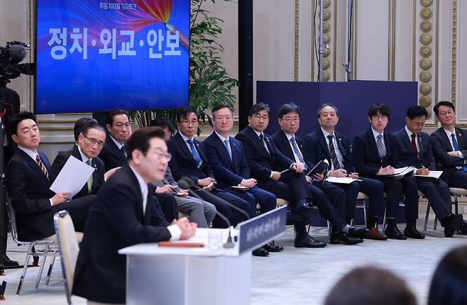 이재명 대통령 발언 듣는 참모진 사진=연합뉴스