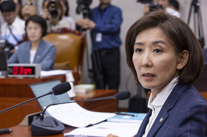 나경원 국민의힘 의원이 24일 서울 여의도 국회에서 열린 법제사법위원회 전체 회의에 참석했다. 연합뉴스