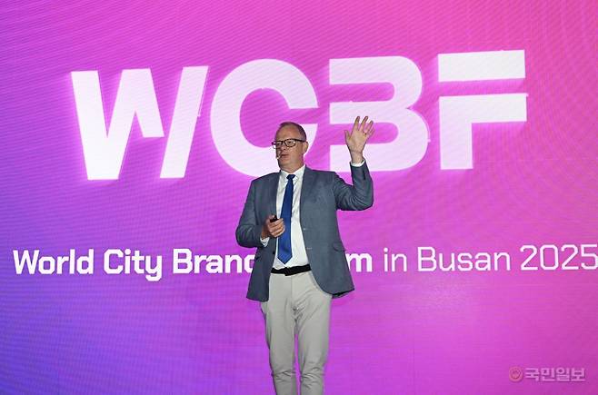 토니 랭캐스터 에든버러 프린지 소사이어티 대표가 25일 해운대 벡스코에서 열린 ‘2025 부산 세계도시브랜드포럼’에서 연설을 하고 있다. 부산=최현규기자 frosted@kmib.co.kr