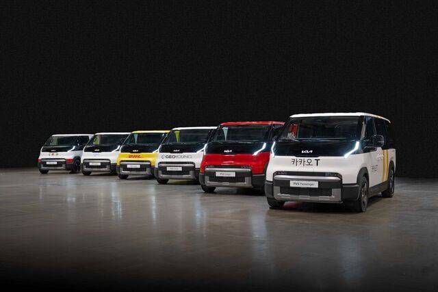 카카오모빌리티, 세스코, 우정사업본부 등 다양한 기업과 협업해 맞춤형으로 제작한 기아의 첫 번째 전기 목적기반차(PBV) PV5가 일렬로 진열돼 있다. 기아 제공