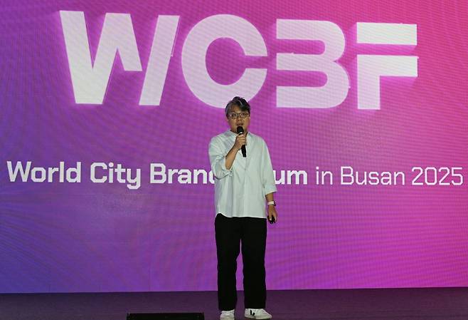 김홍기 스페이스오디티 대표가 25일 해운대 벡스코에서 열린 ‘2025 부산 세계도시브랜드포럼’에서 도시와 음악의 관계를 주제로 발표하고 있다. 부산=최현규기자 frosted@kmib.co.kr