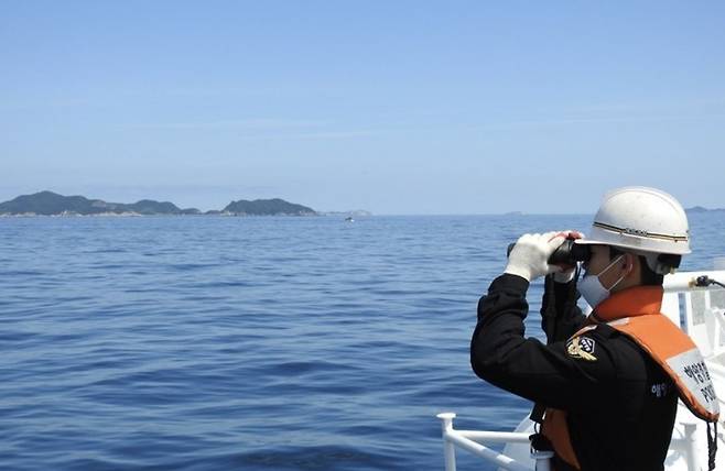 수색 중인 해경. 전국 군산해양경찰서 제공