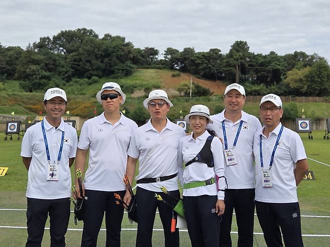 26일 세계양궁연맹(WA)·광주광역시 주최 세계장애인양궁선수권대회가 열린 광주국제양궁장에서 석동은 감독과 국내 시각장애인양궁선수팀이 서 있다. 왼쪽부터 석 감독, 조종석씨, 김성민씨, 최은주씨, 이태희씨, 최명규씨.