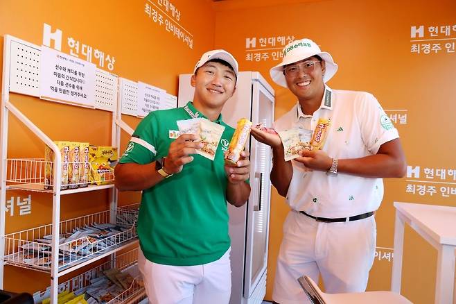 현대해상 최경주 인비테이셔널 주최사인 현대해상이 선수와 캐디를 위해 마련한 '선수 라운지'를 이용하고 있는 김홍택과 그의 캐디가 만족스런 표정을 짓고 있다. KPGA