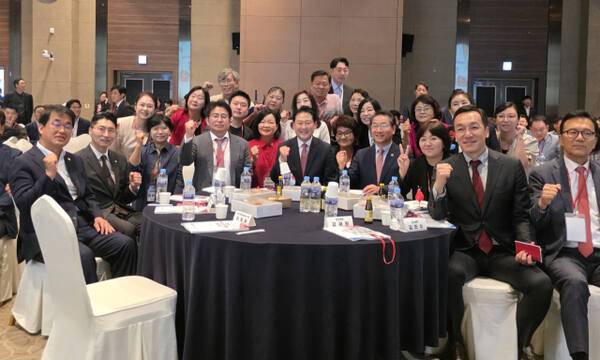 국민의힘 인천시당이 26일 인천 중구 인천국제공항공사 인재개발원에서 ‘2025년도 국민의힘 인천시당 주요당직자 워크숍’을 한 뒤 기념사진을 촬영하고 있다. 장민재기자