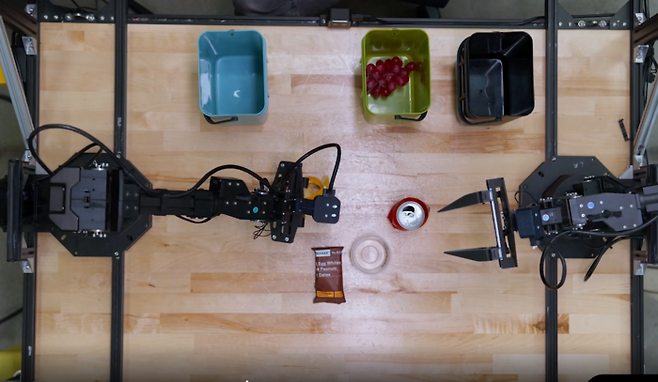 제미나이 로보틱스 1.5가 적용된 양팔 로봇 알로하가 분리수거를 하고 있는 장면[사진=구글 동영상 캡처]