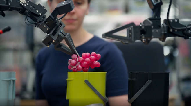 제미나이 로보틱스 1.5가 적용된 양팔 로봇 알로하가 분리수거를 하고 있는 장면[사진=구글 동영상 캡처]