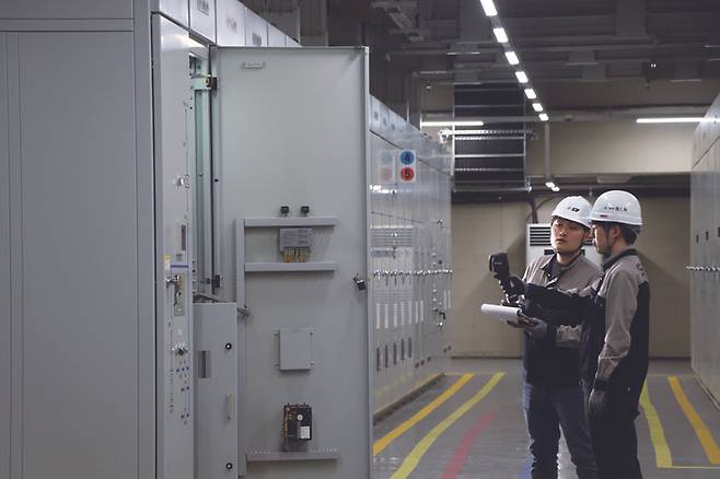 서울 시내 한 오피스 빌딩에서 에스텍시스템 시설관리자가 열화상 카메라를 활용해 전기 설비 상태를 점검하고 있다. [사진제공=에스텍시스템]