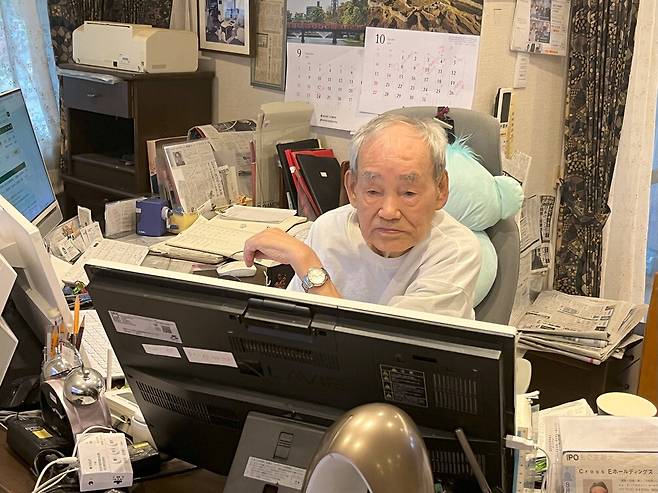 후지모토 시게루 씨가 자신의 자택에서 차트를 살펴보고 있다. 마쓰다 고마키