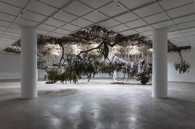 인류 종말 이후의 모습을 유기·무기물 복합체로 표현한 아드리안 비야르 로하스의 대형 설치작 '상상의 종말 Ⅲ'(2022년).