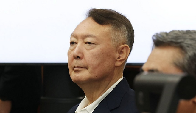 윤석열 전 대통령이 26일 서울 서초구 서울중앙지법에서 열린 특수공무집행방해, 직권남용 권리행사방해 등 혐의 사건 1차 공판에 출석해 있다. (사진=연합뉴스)