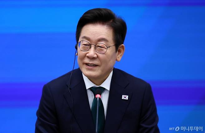 [뉴욕=뉴시스] 최동준 기자 = 이재명 대통령이 25일(현지 시간) 미국 뉴욕 증권거래소에서 열린 대한민국 투자 써밋에서 발언하고 있다. 2025.09.25. photocdj@newsis.com /사진=