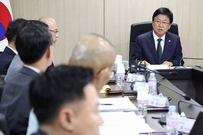 최교진 사회부총리 겸 교육부 장관이 25일 오전 서울 여의도 한국교육시설안전원에서 열린 시도 부교육감 회의에서 발언하고 있다. /사진=뉴스1