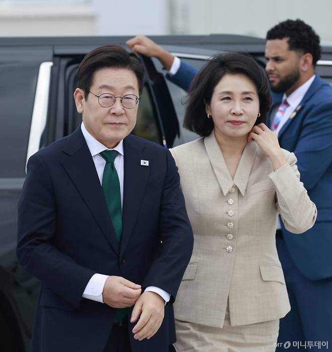 [뉴욕=뉴시스] 최동준 기자 = 유엔 총회와 순방 일정을 마친 이재명 대통령이 25일(현지 시간) 미국 뉴욕 JFK 공항에서 김혜경 여사와 공군 1호기에 탑승하기 위해 이동하고 있다. 2025.09.26. photocdj@newsis.com /사진=최동준