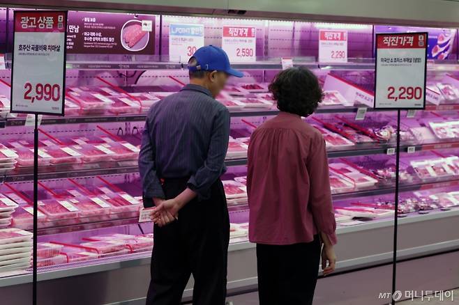 [서울=뉴시스] 조성우 기자 = 지난달 생산자 물가가 석 달 만에 하락 전환한 가운데 23일 서울 시내의 한 대형마트에서 고객이 소고기를 살펴보고 있다.  한국은행이 발표한 지난달 생산자물가지수는 120.12(2020=100)로 전월(120.19)보다 0.1% 하락했다. 5월(-0.4%) 이후 석 달 만에 내림세다. 배추와 시금치는 전월 대비 35.5%, 30.7% 올랐고, 돼지고기와 쇠고기는 4.8%, 5.9% 비싸졌다. 수산물 중에서는 조기(+45.2%)의 오름폭이 컸다. 쌀 가격은 1년 전보다 12.2% 상승했다. 2025.09.23. xconfind@newsis.com /사진=조성우