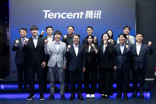 25일 오전 중국 텐센트 상하이 지사를 방문한 김동연 경기도지사, 경기도 AI 리더스 동행기업이 텐센트 관계자들과 기념촬영을 하고있다./사진제공=경기도